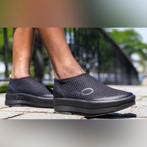 NWOT OOFOS WOMEN'S OOMEGA CHUKKA
SHOE - BLACK /BLACK Sz 8